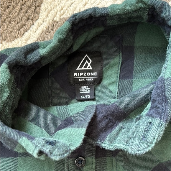 Kids’ Ripzone Green and Blue Button Down Shirt, Size XL - Picture 4 of 6